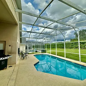  Holiday home Grand Family Superior 4br House Near Parks